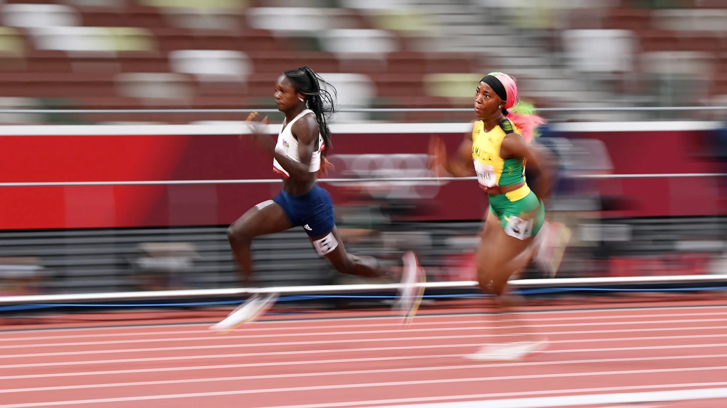 田径短跑比赛冲刺瞬间